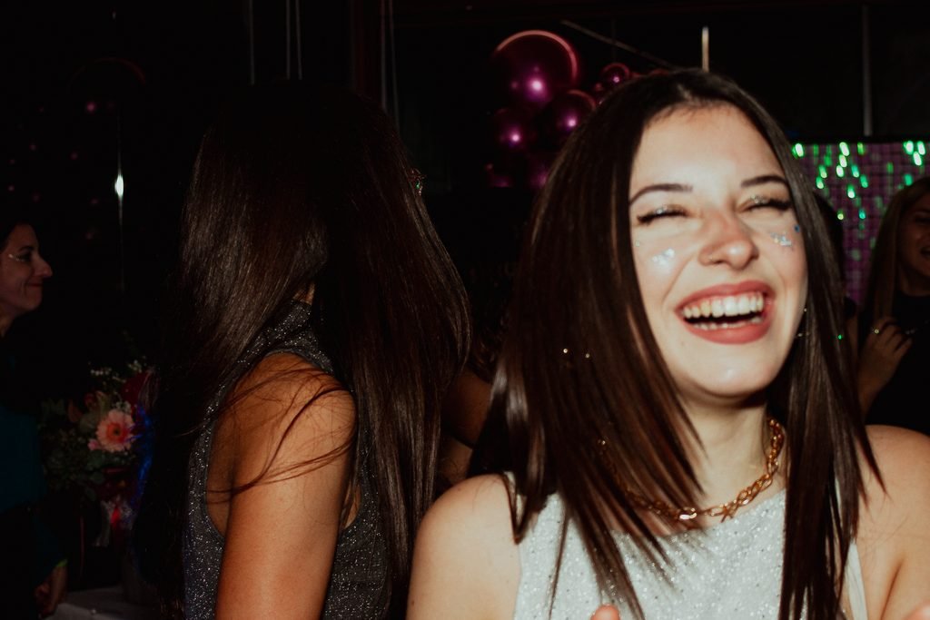 Un’amica ride a crepapelle davanti ai palloncini